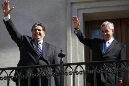 Los presidentes de Perú, Alan García, y Chile, Sebastián Piñera, ayer en Santiago (Chile).