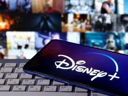 El logo de Disney+ en un teléfono móvil.