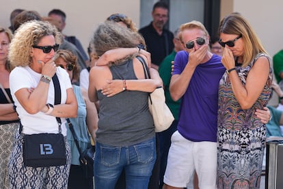 Familiares y amigos de las víctimas que han participado en un minuto de silencio por las víctimas del doble asesinato perpetrado por un excomisario que mató a su mujer y su actual pareja, quien se suicidó después, este miércoles en Rubí (Barcelona).