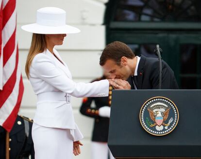 El presidente francés, Emmanuel Macron, saluda a la primera dama de Estados Unidos, Melania Trump, en presencia de Donald Trump y Briggitte Macron, durante la ceremonia en la Casa Blanca, Washington (EE UU).