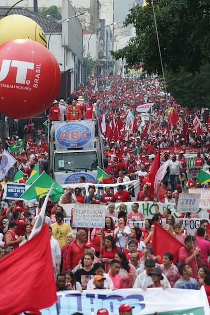 Manifestantes em São Paulo, na rua da Consolação.