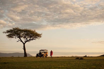 “Yo tenía una granja en África…”. A partir de la primera frase de <i><b>Memorias de África</i></b> (Alfaguara), la escritora danesa Karen Blixen (más conocida por su pseudónimo literario Isak Dinesen) traslada al lector a los pies de las colinas Ngong, cerca de Nairobi, con una claridad de estilo que le valió admiradores como Truman Capote. Desfilan por sus páginas la quietud de los animales salvajes, el tempo de África, su música, colores y olores, así como las personalidades de algunos kikuyos, como Kamante, su experto cocinero y también muy hábil para mofarse de la grandilocuencia ajena.