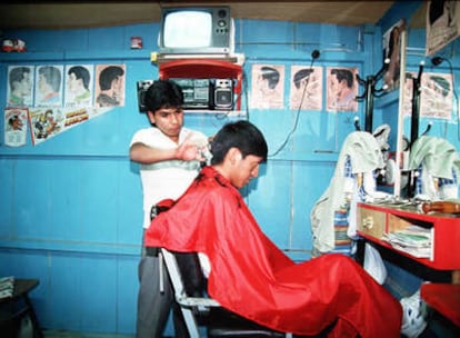 La barbería de la estación de Sucre, especializada en cortes de pelo que hacen las delicias de los jóvenes