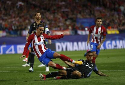 El delantero del Atlético de Madrid Griezmann (izquierda) cae al suelo con Danilo (derecha), del Real Madrid.