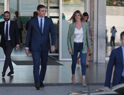 Pedro Sanchez, acompañado por su mujer, Begoña Gómez, a su salida de la clínica Quirón Pozuelo tras visitar a Rey emérito.

