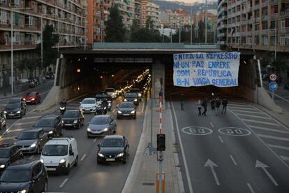 Pancarta desplegada pels manifestants a l'entrada de la Ronda del Mig de la plaça Cerdà.