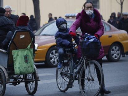 Una madre y su hijo con mascarilla por la contaminación en Pekín el pasado 7 de septiembre.