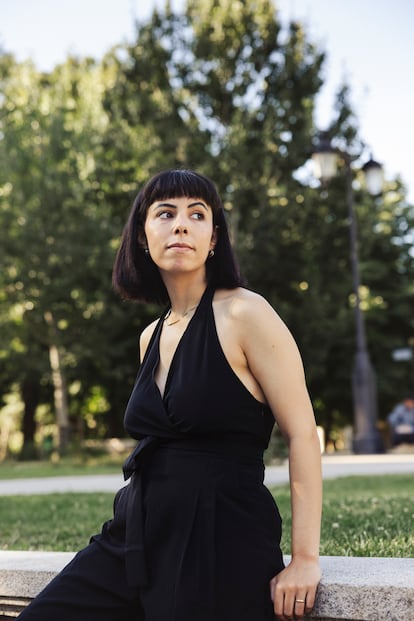 Sara Barquinero, autora de uno de los fenómenos editoriales del año, posa en el Retiro de Madrid.