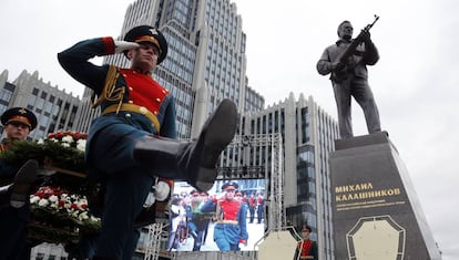 Soldados marchan en el centro de Moscú este martes en el día de la inauguración de la estatua en honor de Mijáil Kaláshnikov.