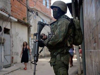 Fuzileiros navais participam de operação na favela Kelson’s, zona norte do Rio, em 20/2/18.