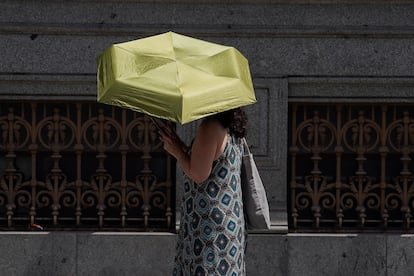 Una mujer se protege del sol con un paraguas este viernes en Madrid.