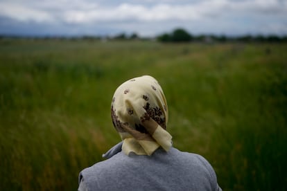 Tetiana Kutsenko frente a su casa, que fue ocupada por soldados rusos en Makariv, en las afueras de Kiev, la capital de Ucrania. Cuando Kutsenko regresó a su hogar, encontró un lugar irreconocible, con manchas de sangre, agujeros de bala en las paredes de habitaciones y baño y cables trampa en su patio trasero.