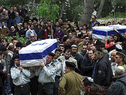 Las dos víctimas (un matrimonio, ella embarazada) del atentado palestino del jueves son conducidas al cementerio.