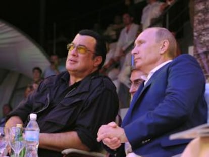 El presidente ruso Vladimir Putin y Steven Seagl, durante una de las visitas del actor a Rusia.
