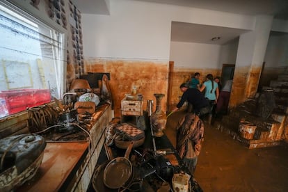 El interior de una casa afectada por dana, este miércoles en Utiel.