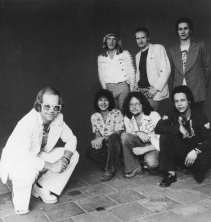 Caleb Quaye (primero por la derecha, agachado), en la banda de Elton John (izquierda).