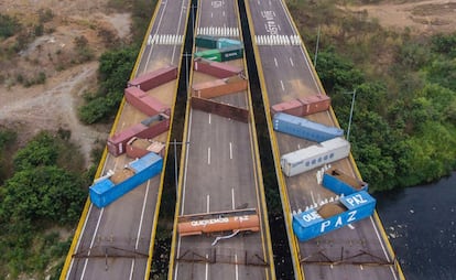 Vista aérea de los contenedores que bloquean el puente Tienditas que une Tachira, Venezuela y Cucuta, Colombia.