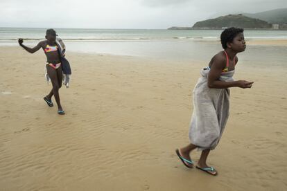 En vacaciones, las niñas debían regresar a Chad a ver a sus familias, pero la pandemia lo ha impedido en los dos veranos que llevan en España. Lo único bueno de no poder regresar a casa ha sido conocer el mar. 