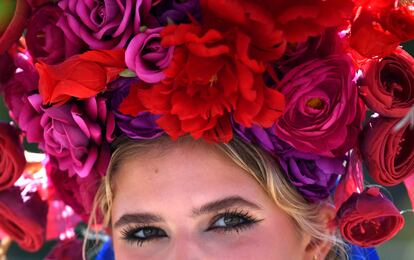 Una asistente luce una vistosa pamela de flores durante las carreras celebradas en el hipódromo de Ascot.
