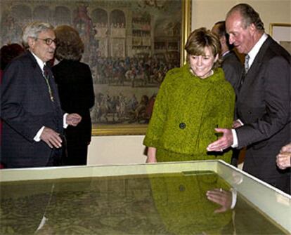 Don Juan Carlos y Pilar del Castillo, en la inauguración de la exposición en el Museo de Bellas Artes.