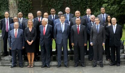El presidente Mariano Rajoy (centro), entre el ministro García-Margallo y la Alta Representante de la UE para la Política Exterior, Federica Mogherini (a su derecha) y el ministro libio Mohamed Abdelaziz y el enviado especial de la ONU para Libia, Bernardino León, el miércoles en Madrid