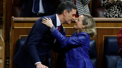 El presidente del Gobierno, Pedro Sánchez, y la vicepresidenta primera y ministra de Economía, Nadia Calviño.