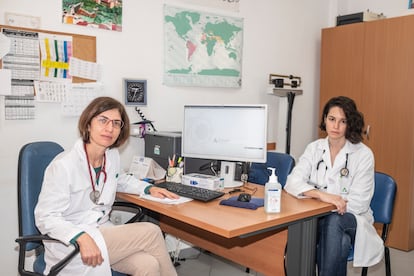 Marta García y Maribel Valiente, médicas de familia, en el Centro de Salud de Cartuja (Granada).