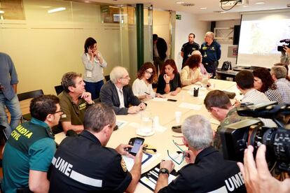 Reunión de coordinación en la sede del 112 en Sant Llorenç des Cardassar, con los grupos de trabajo de emergencias y las fuerzas y cuerpos de seguridad, a la que ha asistido la presidenta del Govern balear, Francina Armengol.