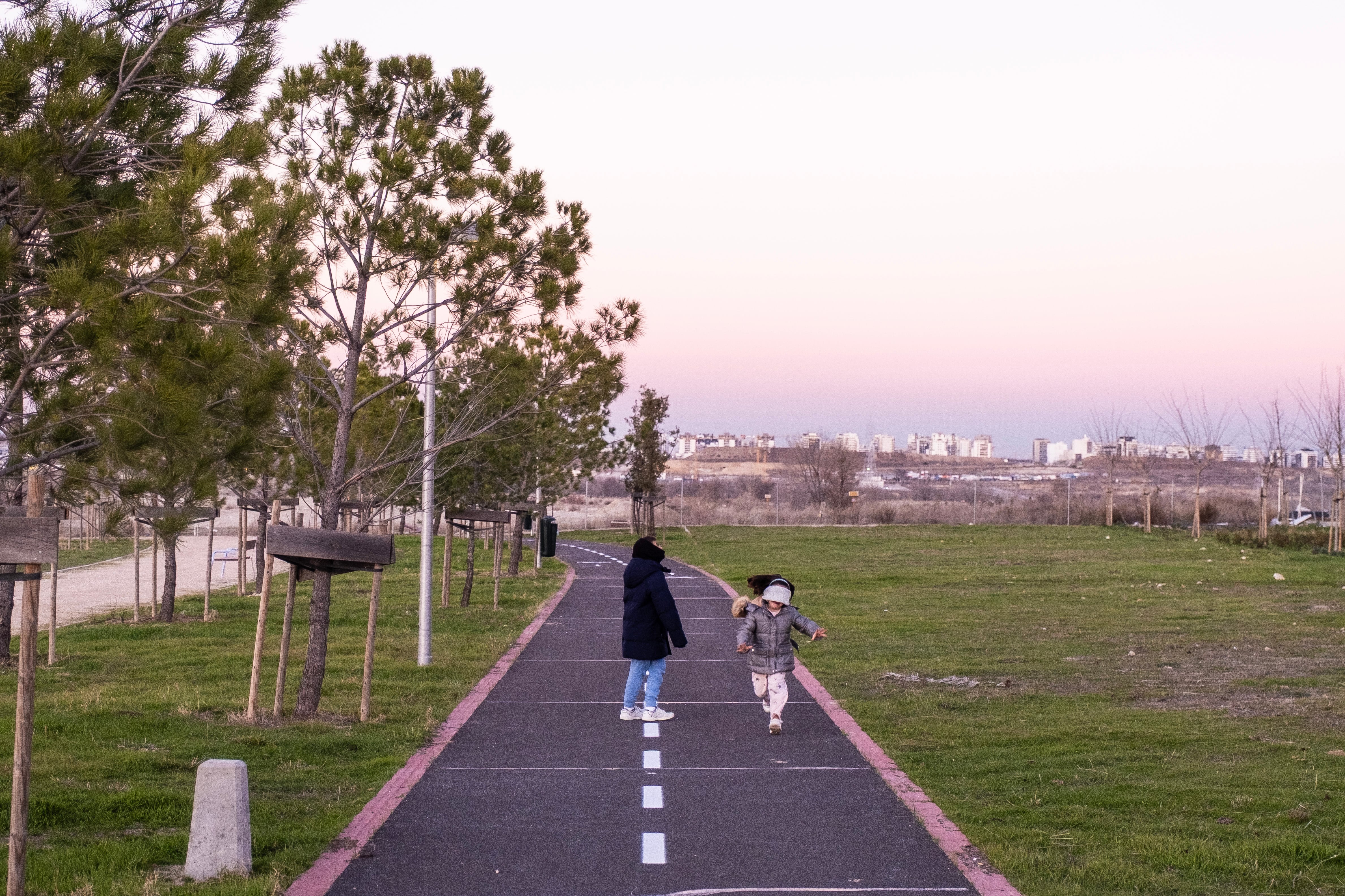 
Julia, jugando junto a su hermano en una de las zonas verdes de los Berrocales.
