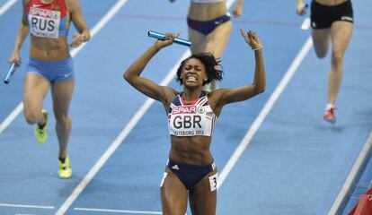 La británica Perri Shakes-Drayton en la final femenina de los 4x400m de los Europeos de pista cubierta de Gotemburgo