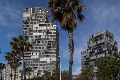 Edificio Illa de la LLum,  complejo de dos rascacielos ubicado en Barcelona, completado en 2005. 