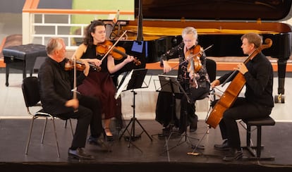 El Cuarteto Engegård, en el que la española Laura Custodio Sabas toca el segundo violín, interpreta el 'Cuarteto D. 703' de Schubert el jueves por la noche en la iglesia de Stamsund.