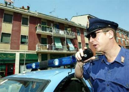 Un policía italiano vigila la casa de Milán donde fueron detenidos dos sospechosos del 11-M.