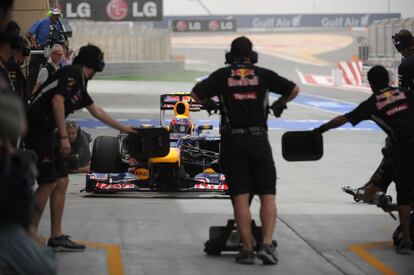 El equipo de Red Bull se prepara para la parada en boxes de Mark Webber.