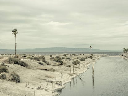 Vista del lago californiano Salton Sea, hoy un peligro medioambiental.