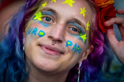  Una joven holandesa en el exterior del Malmö Arena antes de la gala.