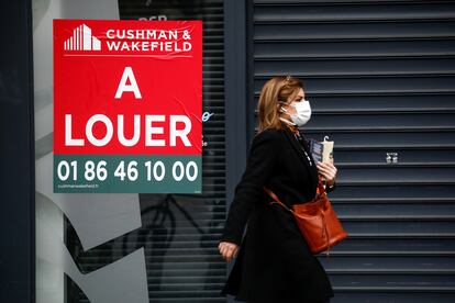 Una mujer pasa ante un cartel de alquiler en París, el pasado enero.