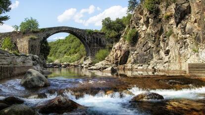 El puente romano de Madrigal de la Vera.