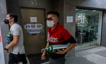 Personas acuden a recargar sus taques de oxigeno personales en una surtidora de la colonia Roma.