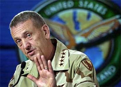 El general estadounidense Tommy Franks, durante su comparecencia de hoy.