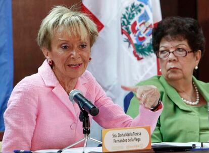 La vicepresidenta, María Teresa Fernández de la Vega, junto a la comisionada dominicana para Igualdad de Género, Gladis Gutiérrez durante su intervención de hoy en Santo Domingo