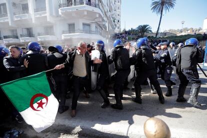 La policía trata de dispersar a los manifestantes que se han concentrado cerca del palacio del Gobierno, en Argel.