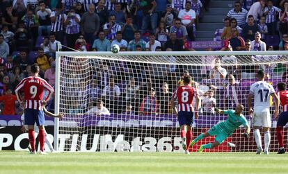 Sandro, tapadio por Morata, lanza por el penati por encima de la portería de Oblak.