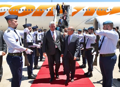El presidente cubano, Miguel Díaz-Canel, recibido por el embajador portugués en Cuba, José Pedro Machado, a su llegada al aeropuerto de Lisboa para una visita de Estado.