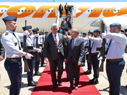 El presidente cubano, Miguel Díaz-Canel, recibido por el embajador portugués en Cuba, José Pedro Machado, a su llegada al aeropuerto de Lisboa para una visita de Estado.