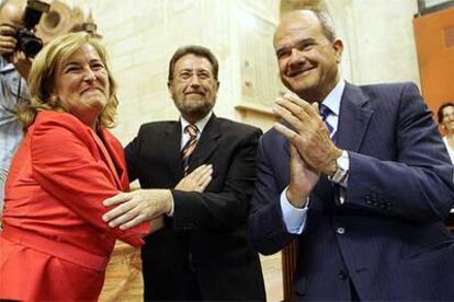 De izquierda a derecha, Concha Caballero, portavoz de IU; Manuel Gracia, portavoz del PSOE, y Manuel Chaves.