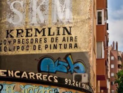 Publicidad mural de SKM Kremlin, de equipos de pintura en el polígono Pegaso.