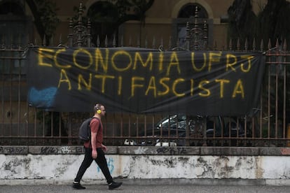 Um cartaz antifascista exposto na Universidade Federal do Rio de Janeiro (UFRJ).