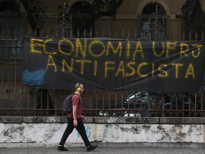 Um cartaz antifascista exposto na Universidade Federal do Rio de Janeiro (UFRJ).