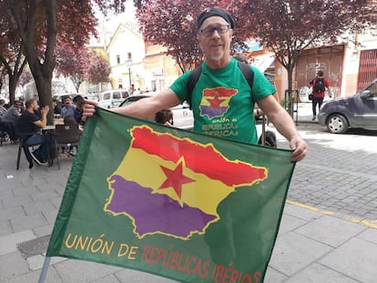 Buenaventura García, vecino de Lavapiés, posa con una bandera que promueve una unión de España y Portugal bajo una república
